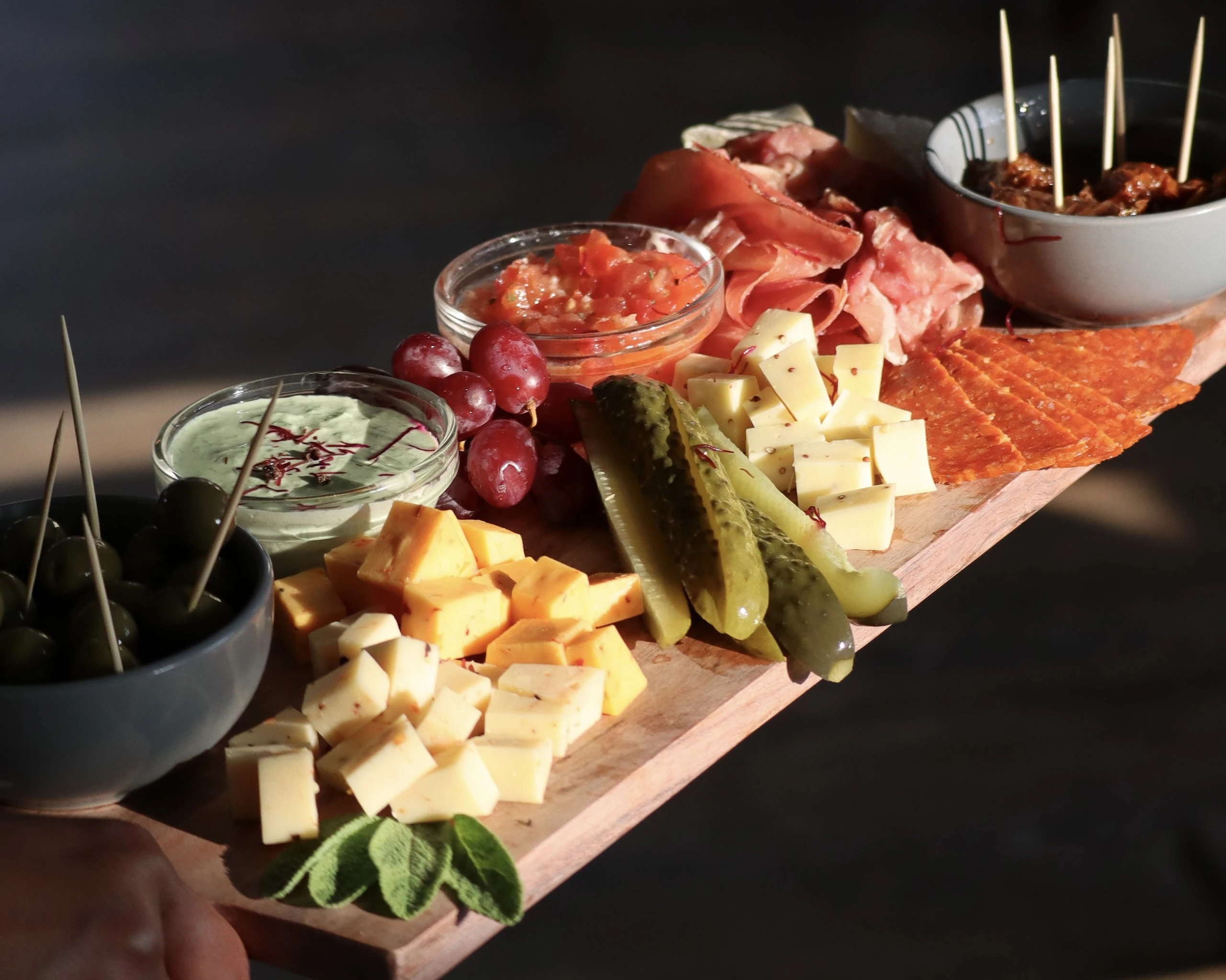Charcuterie Board mit Käse, Wurst und Brot